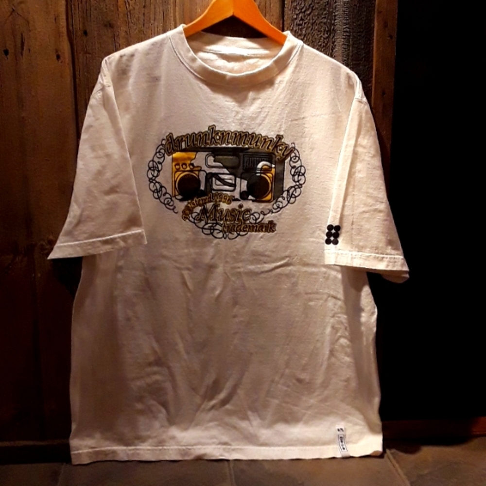 Drunkn munky T-shirt  XL white with black yellow gray graphic